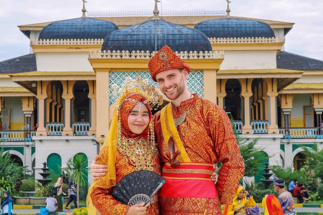 Gadis Melayu Kenalkan Budaya Indonesia di Eropa